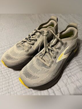 Men’s Brooks Grey Running Shoes with Yellow Accents
